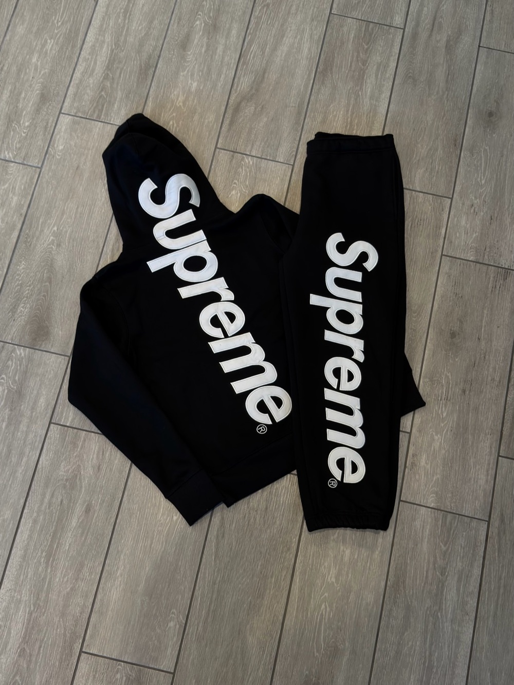 Appliqué Supreme Set Black
Colorway